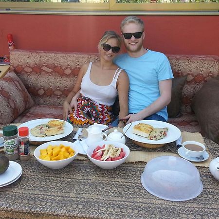 Golden Lilies Hotel Kokrobite Buitenkant foto