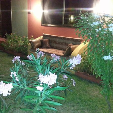 Golden Lilies Hotel Kokrobite Buitenkant foto