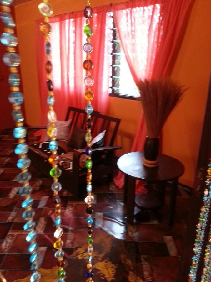 Golden Lilies Hotel Kokrobite Buitenkant foto