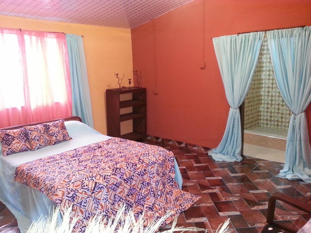 Golden Lilies Hotel Kokrobite Buitenkant foto