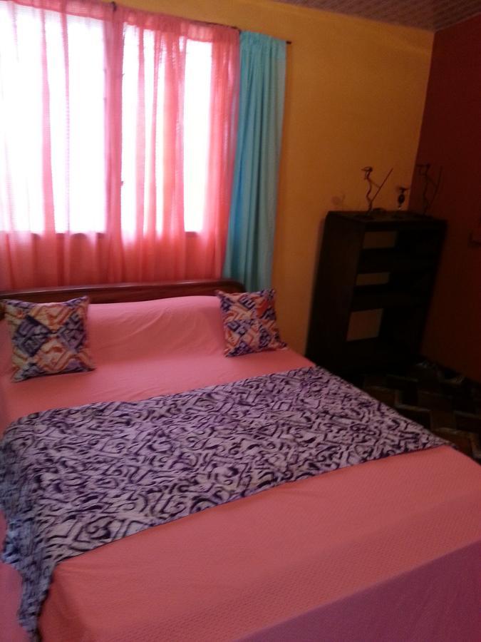 Golden Lilies Hotel Kokrobite Buitenkant foto