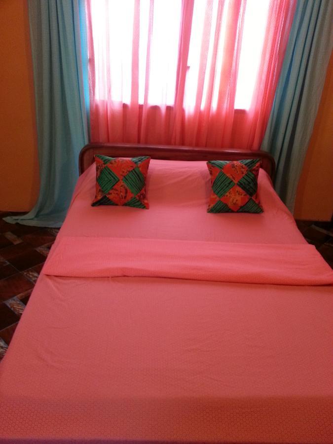 Golden Lilies Hotel Kokrobite Buitenkant foto