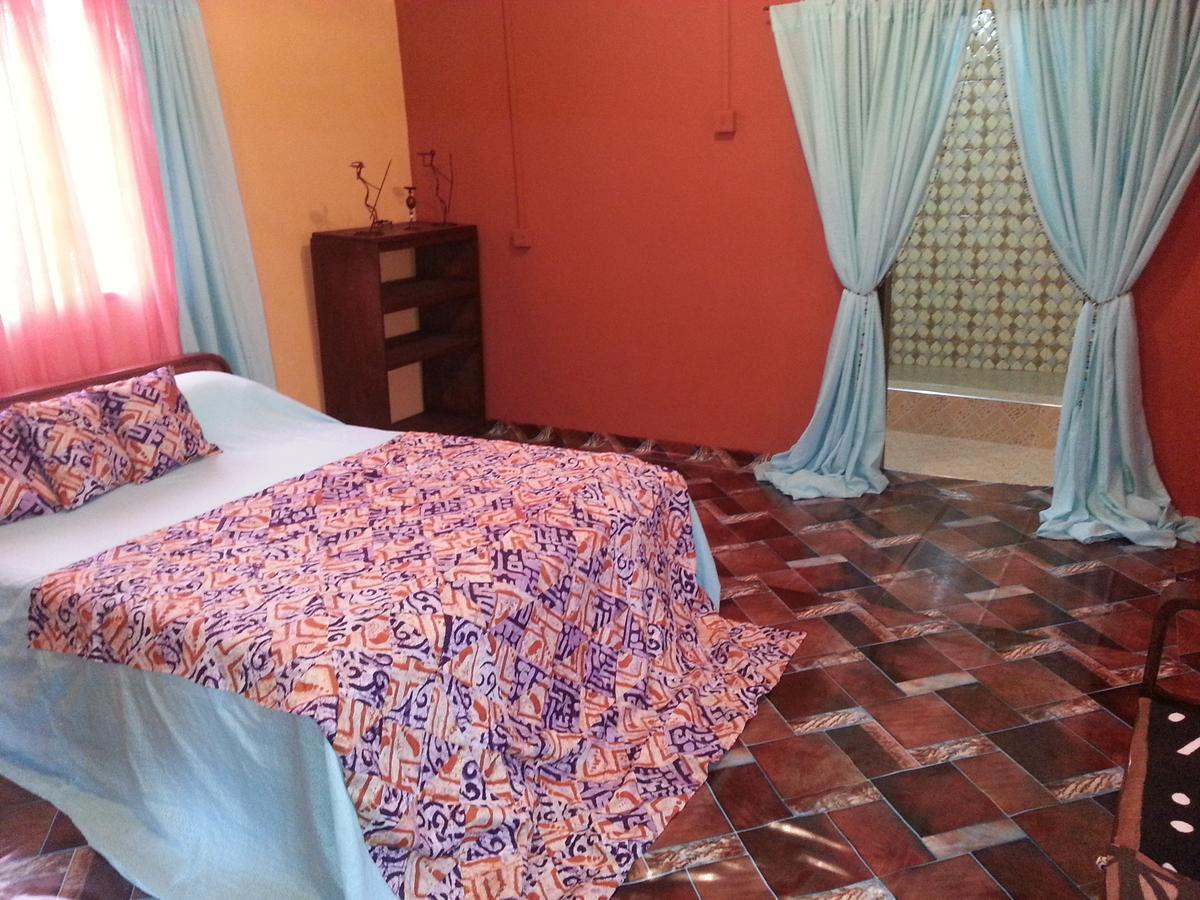 Golden Lilies Hotel Kokrobite Buitenkant foto
