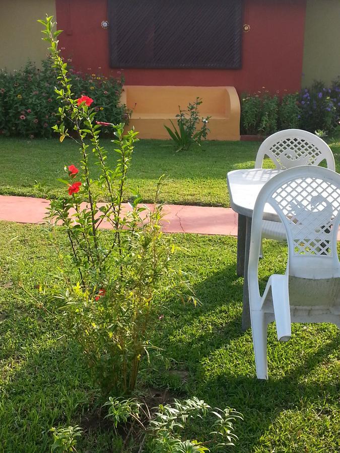 Golden Lilies Hotel Kokrobite Buitenkant foto