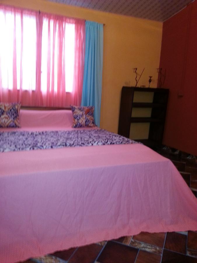 Golden Lilies Hotel Kokrobite Buitenkant foto