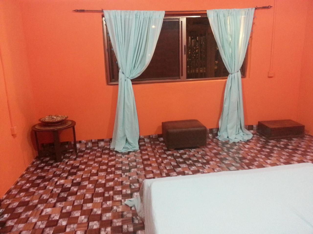 Golden Lilies Hotel Kokrobite Buitenkant foto