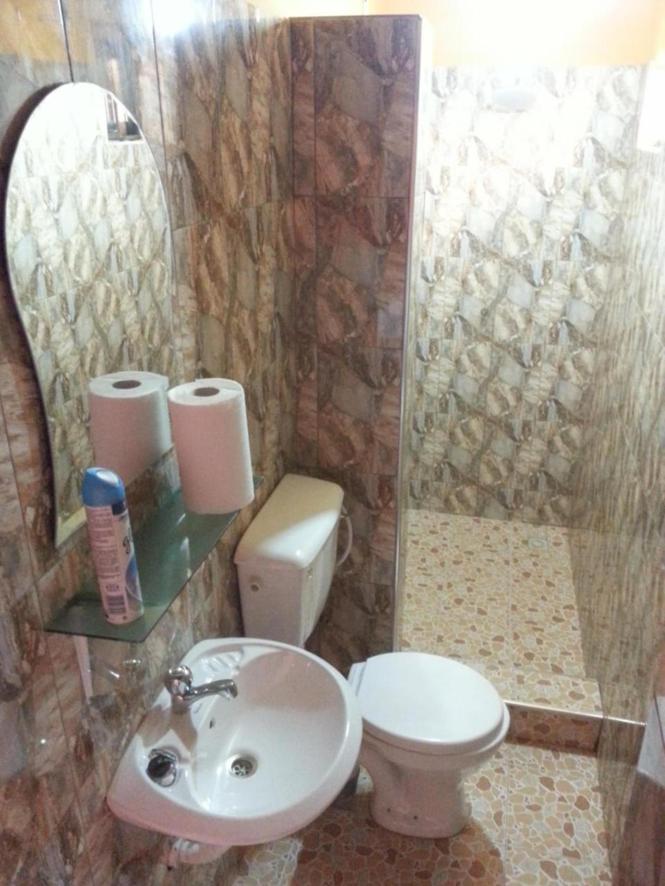 Golden Lilies Hotel Kokrobite Buitenkant foto