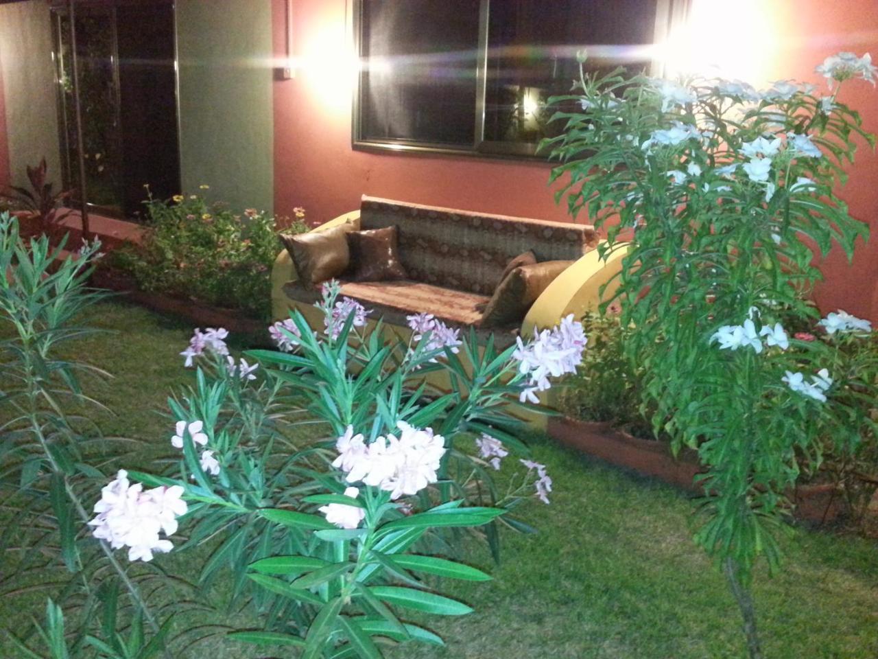 Golden Lilies Hotel Kokrobite Buitenkant foto