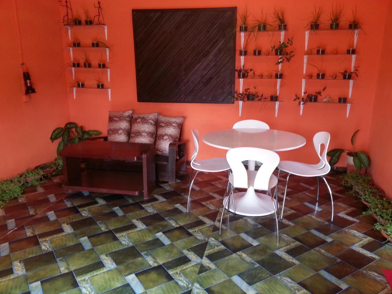Golden Lilies Hotel Kokrobite Buitenkant foto