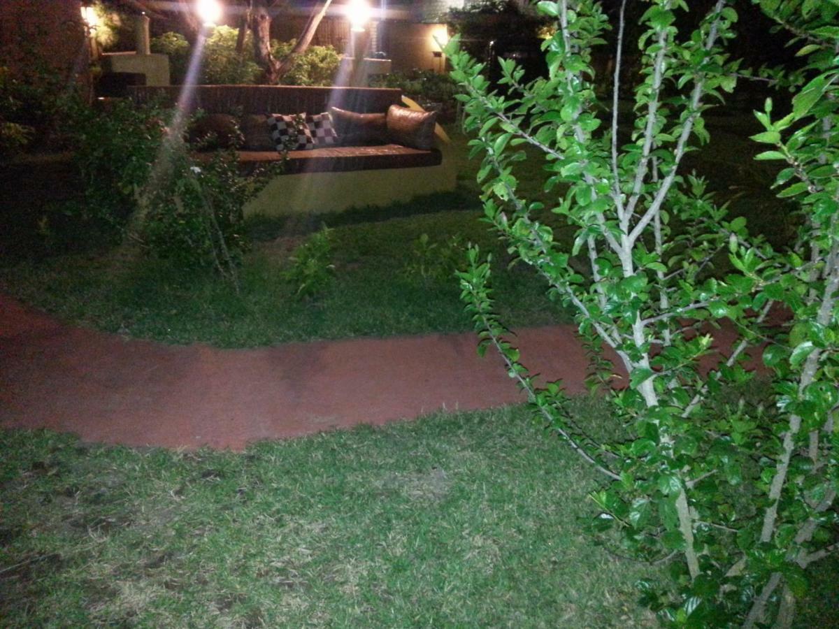 Golden Lilies Hotel Kokrobite Buitenkant foto