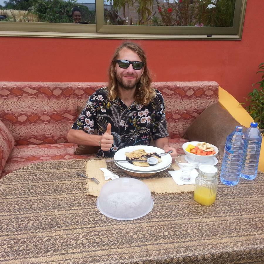 Golden Lilies Hotel Kokrobite Buitenkant foto