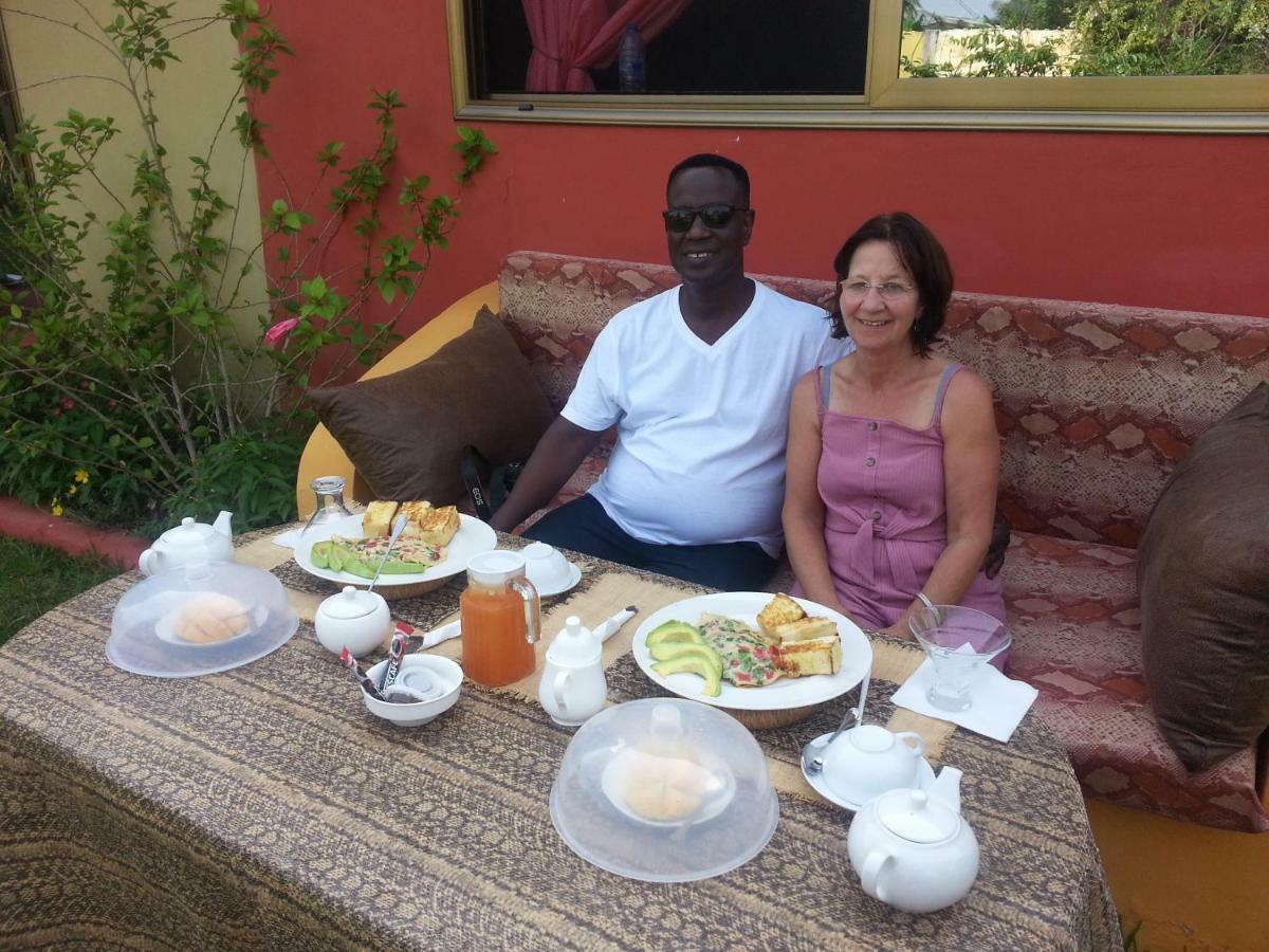 Golden Lilies Hotel Kokrobite Buitenkant foto