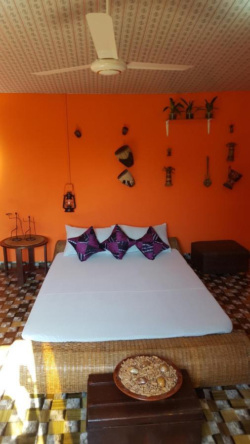 Golden Lilies Hotel Kokrobite Buitenkant foto