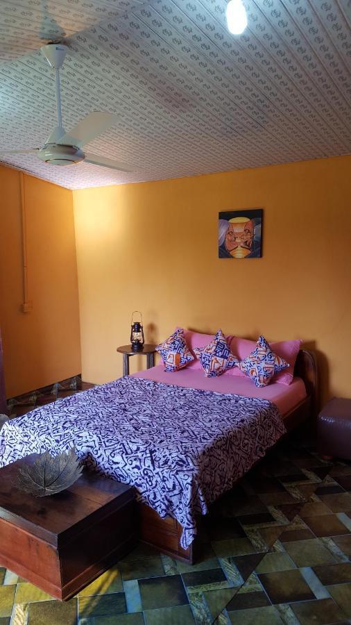 Golden Lilies Hotel Kokrobite Buitenkant foto