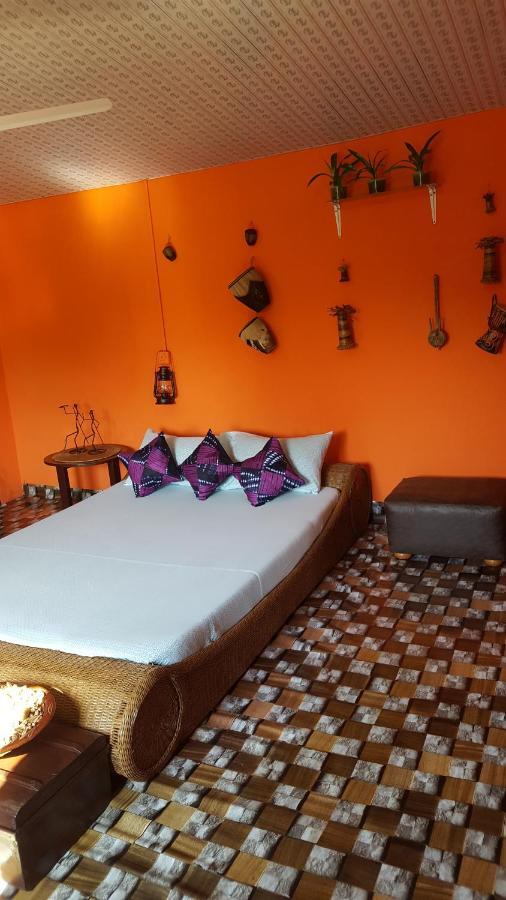 Golden Lilies Hotel Kokrobite Buitenkant foto