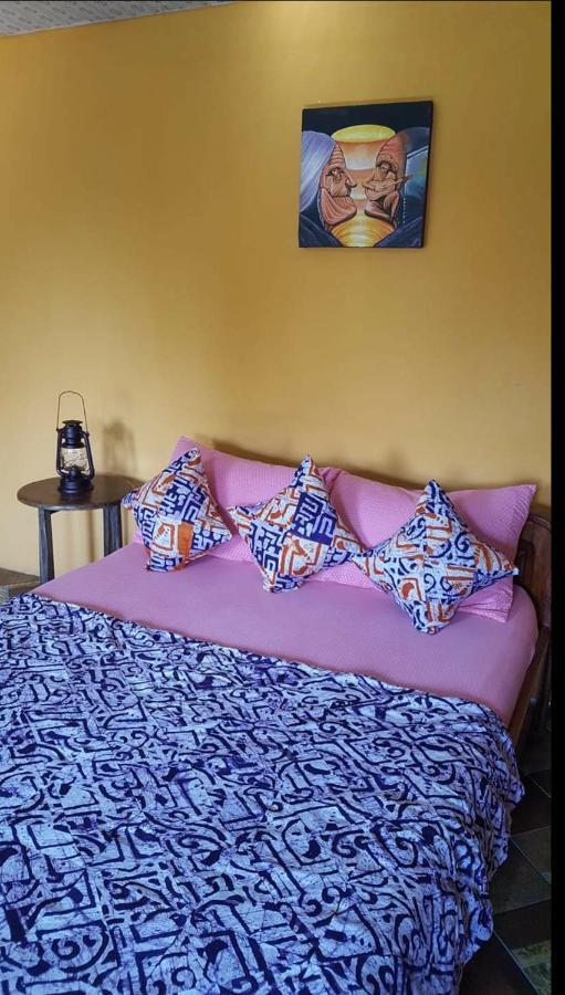 Golden Lilies Hotel Kokrobite Buitenkant foto